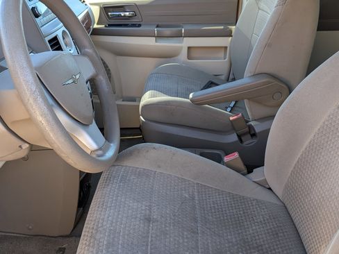 Used 2009 Chrysler Town & Country LX image 5