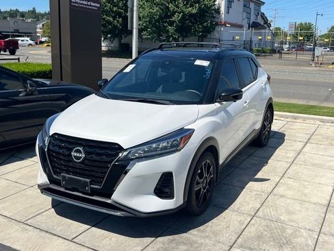 Used 2023 Nissan Kicks SR w/ SR Premium Package FWD image 3