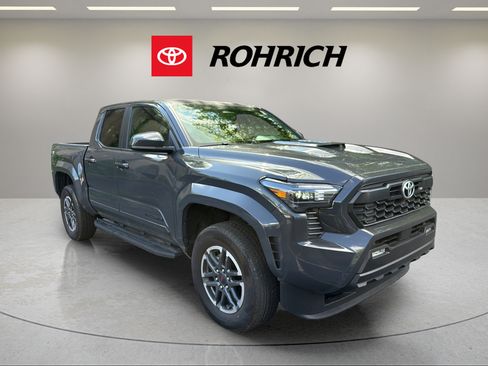 Used 2024 Toyota Tacoma TRD Sport AWD/4WD image 4