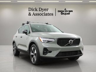 Certified 2025 Volvo XC40 B5 Plus AWD/4WD video 1