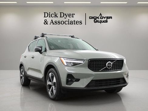 Certified 2025 Volvo XC40 B5 Plus AWD/4WD image 1