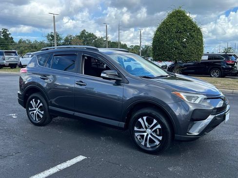 Used 2018 Toyota RAV4 LE FWD image 7