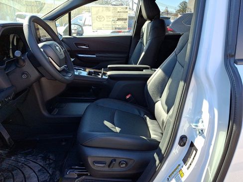 New 2026 Toyota Sienna Platinum image 9