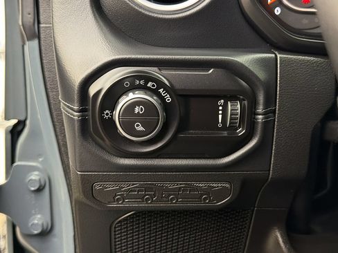 Used 2025 Jeep Gladiator Sport AWD/4WD image 23