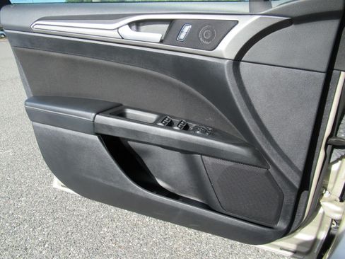 Used 2018 Ford Fusion SE FWD image 19