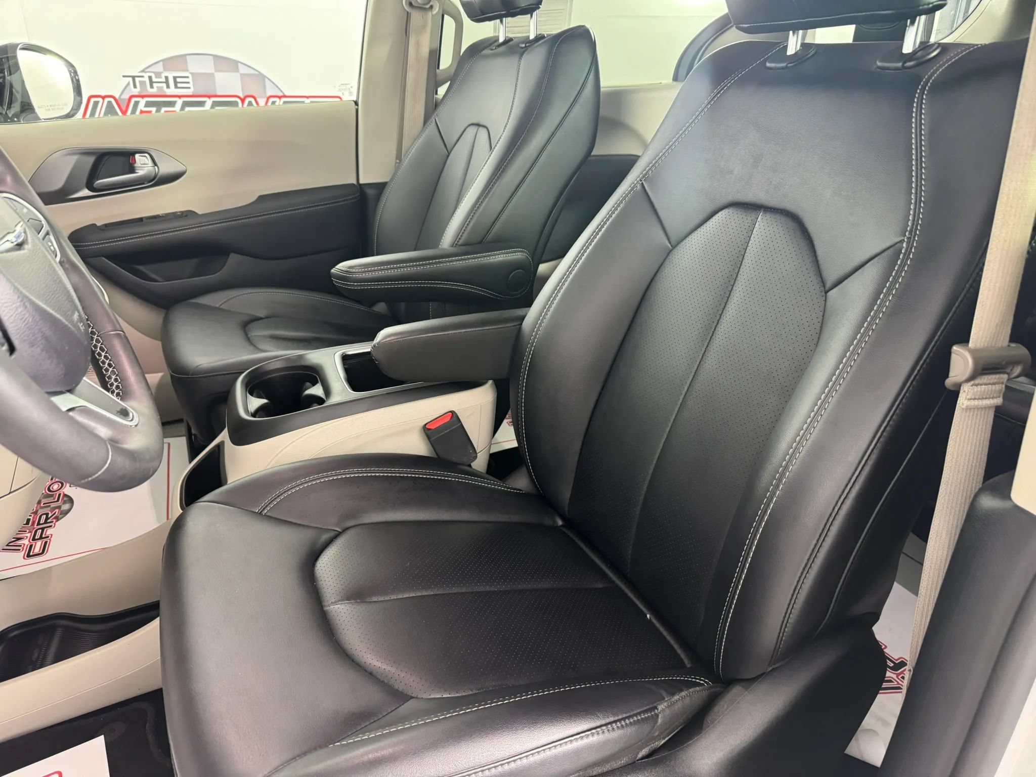 Used 2024 Chrysler Pacifica Touring-L AWD/4WD image 32