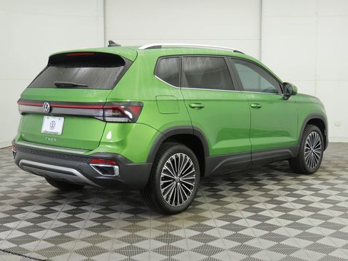 Certified 2025 Volkswagen Taos SE w/ Panoramic Sunroof Package image 5