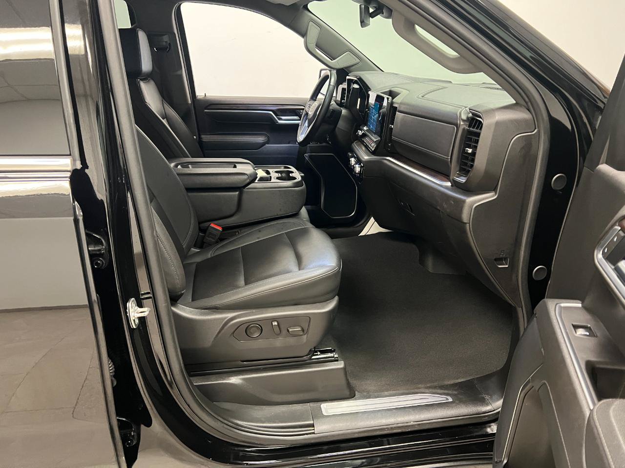 Used 2025 GMC Sierra 1500 SLT AWD/4WD image 39