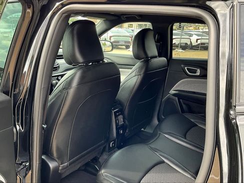 Used 2025 Jeep Compass Latitude image 12