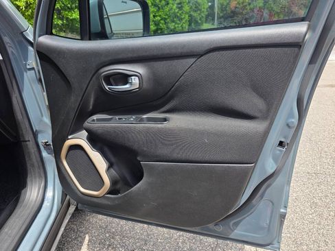 Used 2017 Jeep Renegade Latitude FWD image 26
