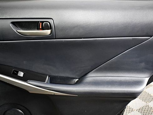 Used 2017 Lexus IS 300 AWD image 39