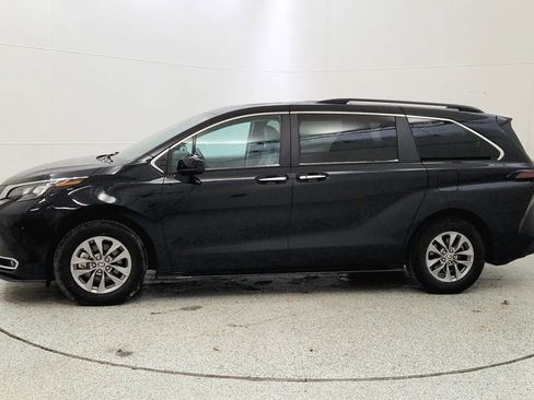 Used 2024 Toyota Sienna XLE image 4