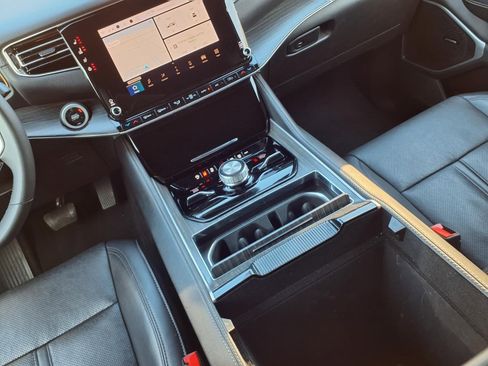 Certified 2024 Jeep Wagoneer L Series III w/ Flexible Seating Group image 12