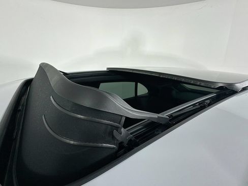 Certified 2025 Porsche Macan Electric RWD image 14