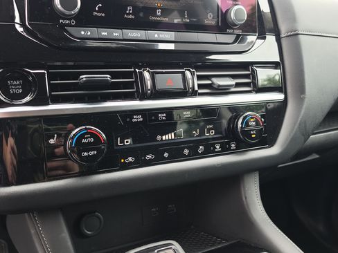 Used 2025 Nissan Pathfinder SV FWD image 23