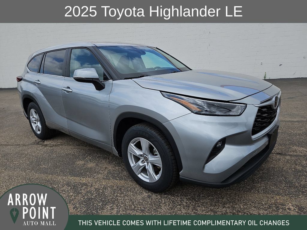 Used 2025 Toyota Highlander LE FWD image 1