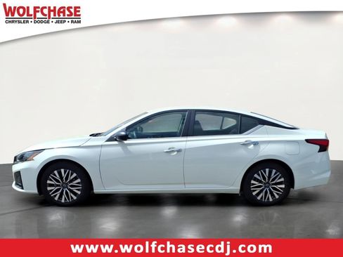 Used 2025 Nissan Altima 2.5 SV FWD image 2