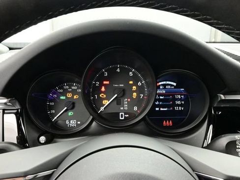 Certified 2025 Porsche Macan AWD/4WD image 9