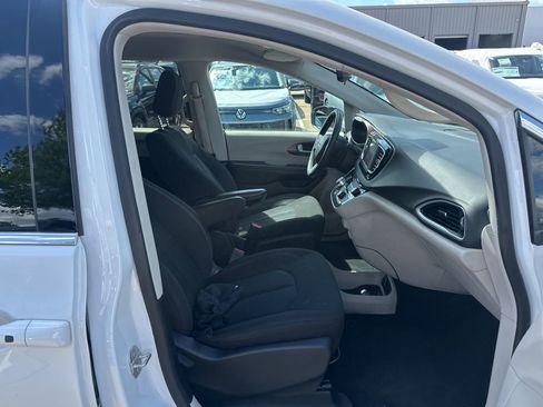 Used 2024 Chrysler Voyager LX image 15