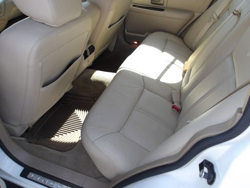 Used 2011 Lincoln Town Car Signature Limited image 10