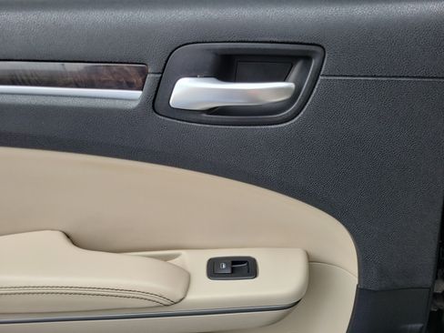 Used 2019 Chrysler 300 Limited RWD image 12