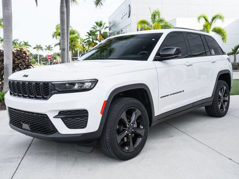 Used 2023 Jeep Grand Cherokee Altitude AWD/4WD image 6