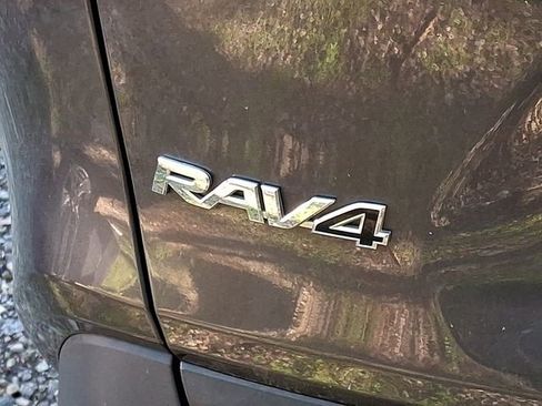 Used 2019 Toyota RAV4 LE FWD image 8