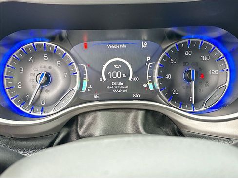 Used 2023 Chrysler Pacifica Touring-L FWD image 12