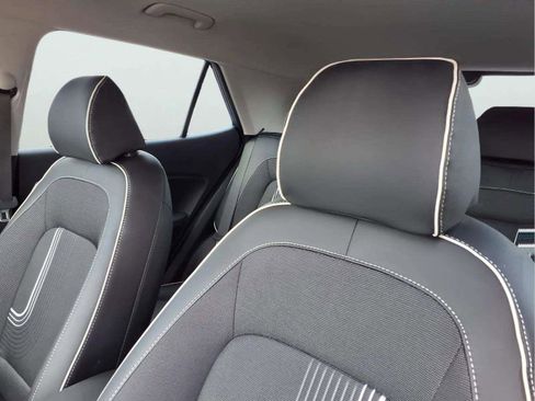 Certified 2025 Hyundai Venue Limited FWD image 16