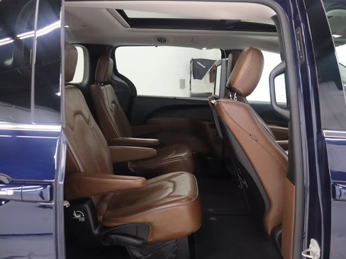 Used 2019 Chrysler Pacifica Limited w/ Tire & Wheel Group FWD image 21