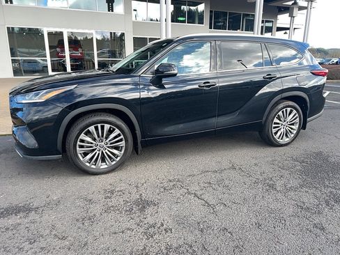 Used 2022 Toyota Highlander Limited image 2