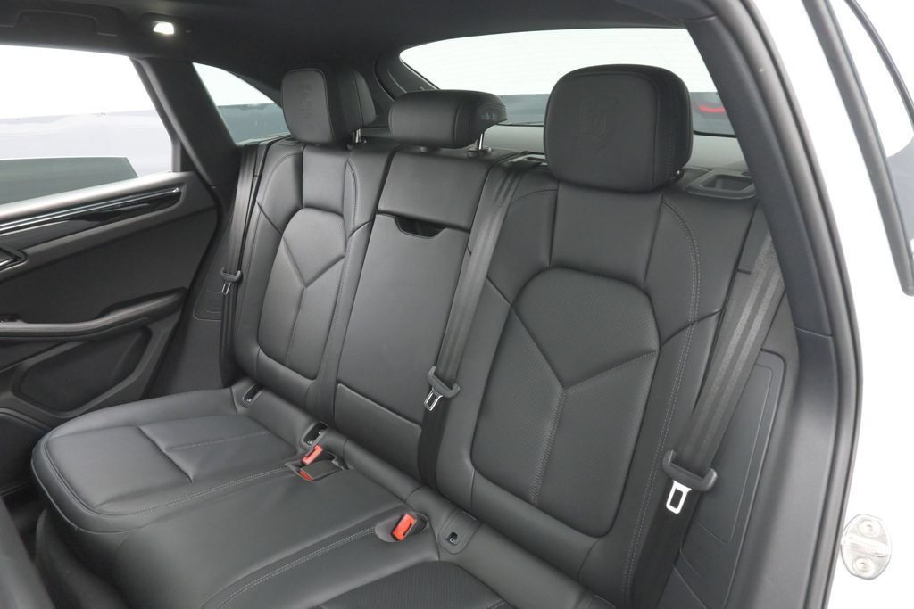 Certified 2026 Porsche Macan AWD/4WD image 23