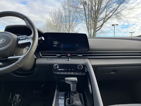 Used 2025 Hyundai Elantra SEL image 21