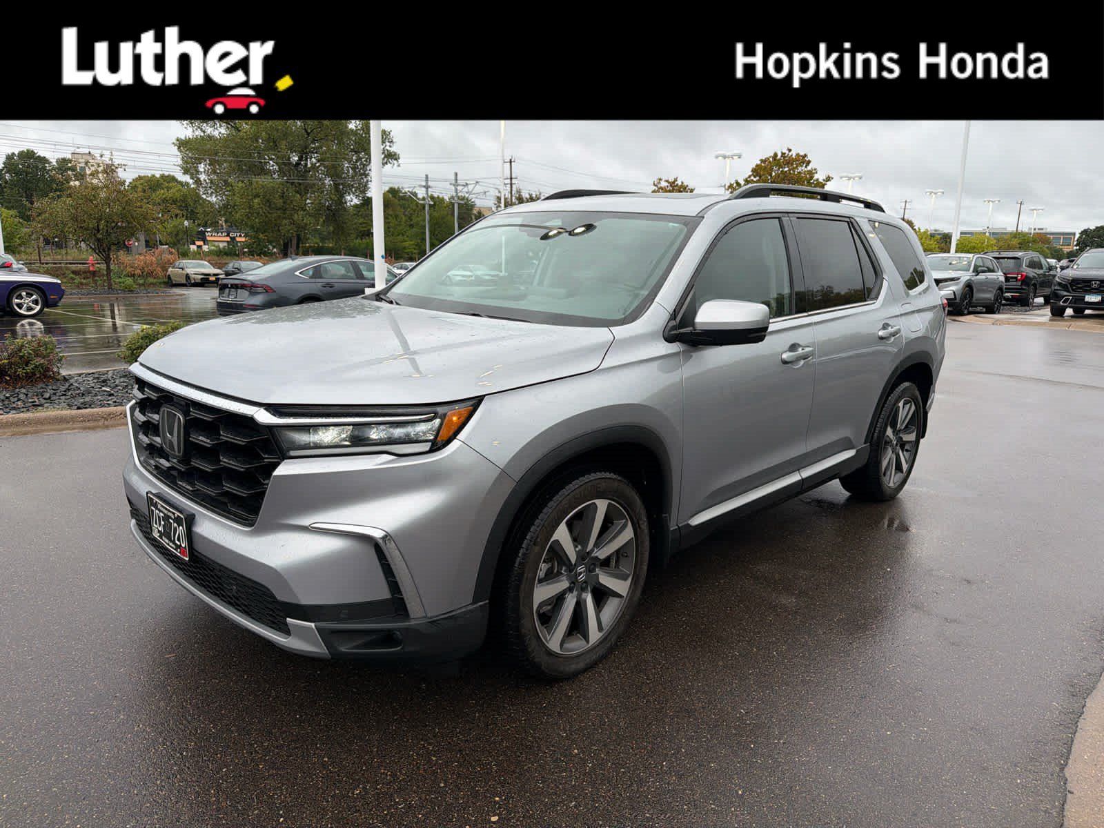 Used 2024 Honda Pilot Touring image 1