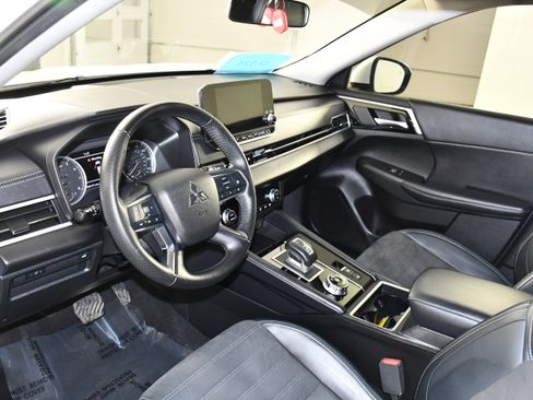 Used 2024 Mitsubishi Outlander SE AWD/4WD image 2