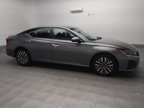 Used 2023 Nissan Altima 2.5 SV FWD image 11