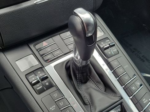 Certified 2018 Porsche Macan AWD/4WD image 34