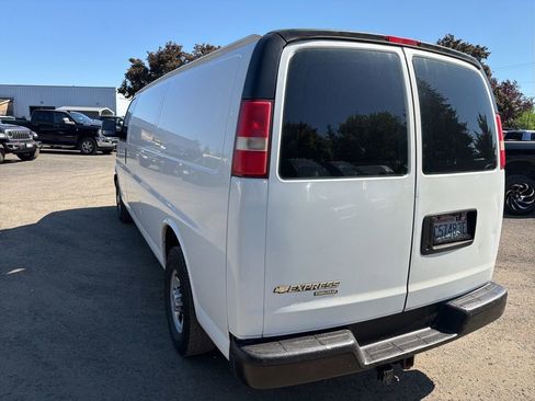 Used 2014 Chevrolet Express 2500 Extended RWD image 13