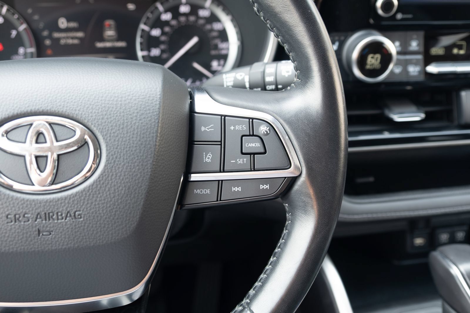 Used 2021 Toyota Highlander XLE AWD/4WD image 9