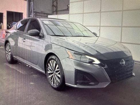 Used 2024 Nissan Altima 2.5 SV FWD image 11