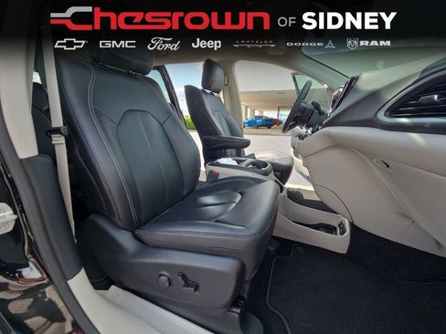 Used 2024 Chrysler Pacifica Touring-L w/ Uconnect Theater Family Group AWD/4WD image 31