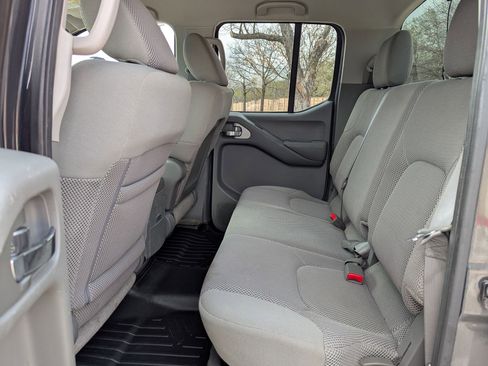 Used 2010 Nissan Frontier SE image 15