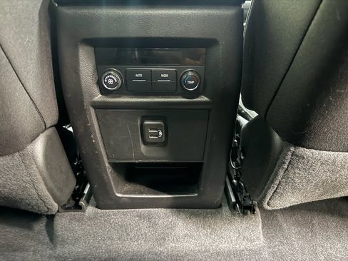 Used 2023 Chevrolet Traverse LT image 25