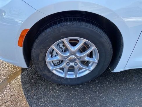 Used 2023 Chrysler Pacifica Touring-L image 11