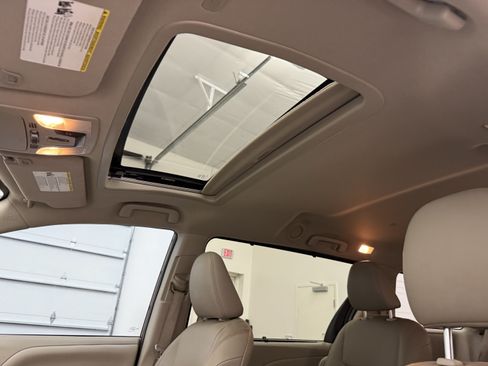 Used 2020 Toyota Sienna XLE FWD image 14