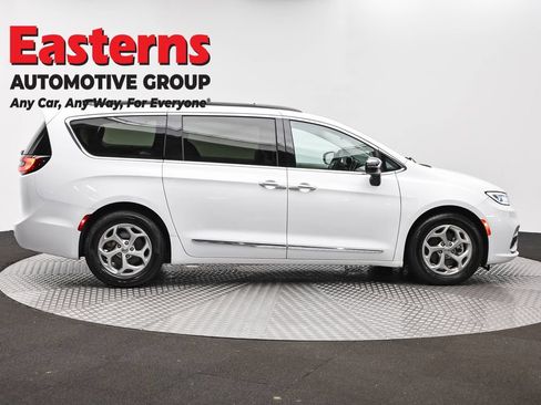 Used 2023 Chrysler Pacifica Limited FWD image 4