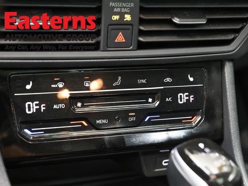 Used 2025 Volkswagen Jetta SE FWD image 19