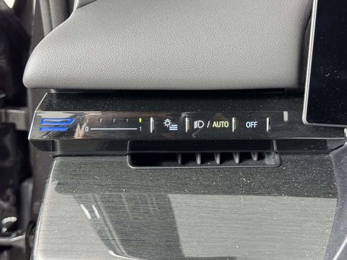 Used 2026 BMW 530i xDrive w/ Premium Package AWD/4WD image 19