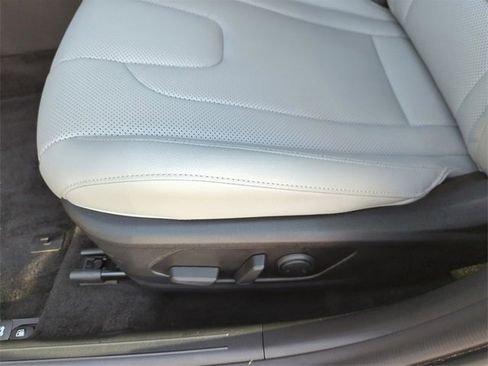 Used 2025 Hyundai Elantra Limited image 33