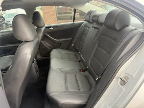 Used 2011 Volkswagen Jetta SE FWD image 10